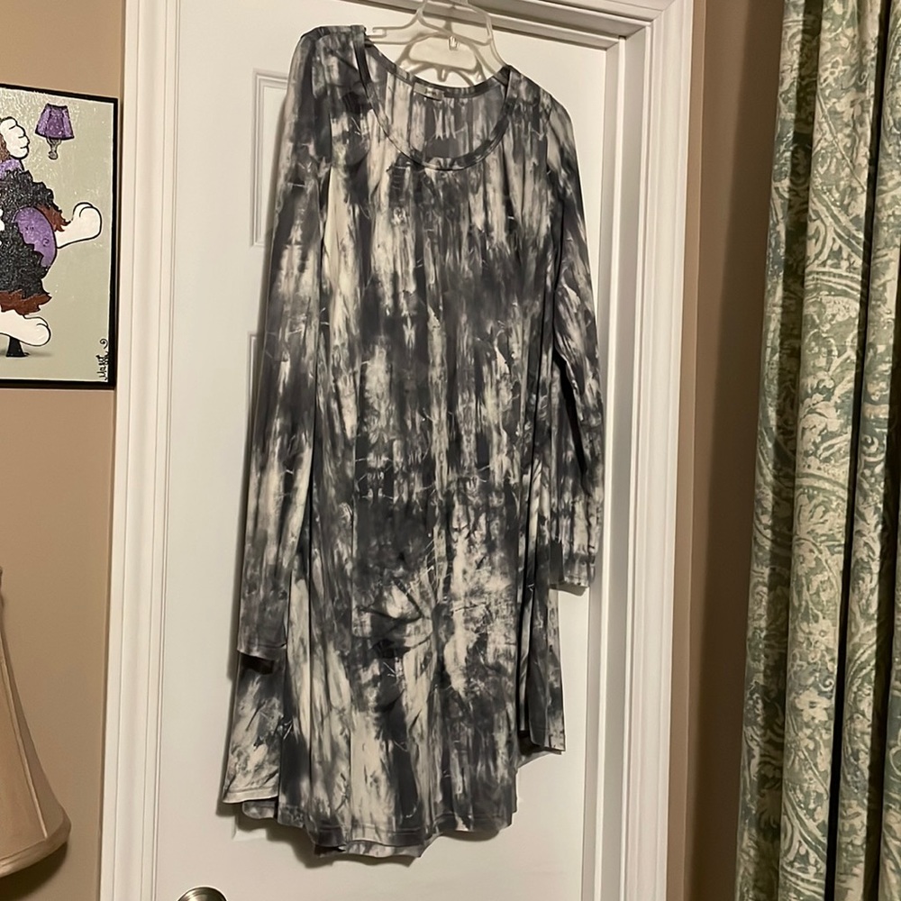 Cute tie dye tunic or dress. Gray and cream, long sleeve. Size large.